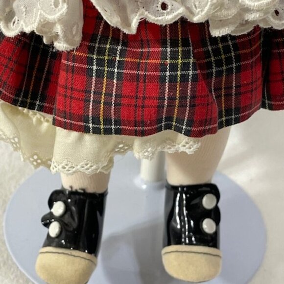Madame Alexander McGuffey Ana #1525 with stand. - Picture 3 of 5